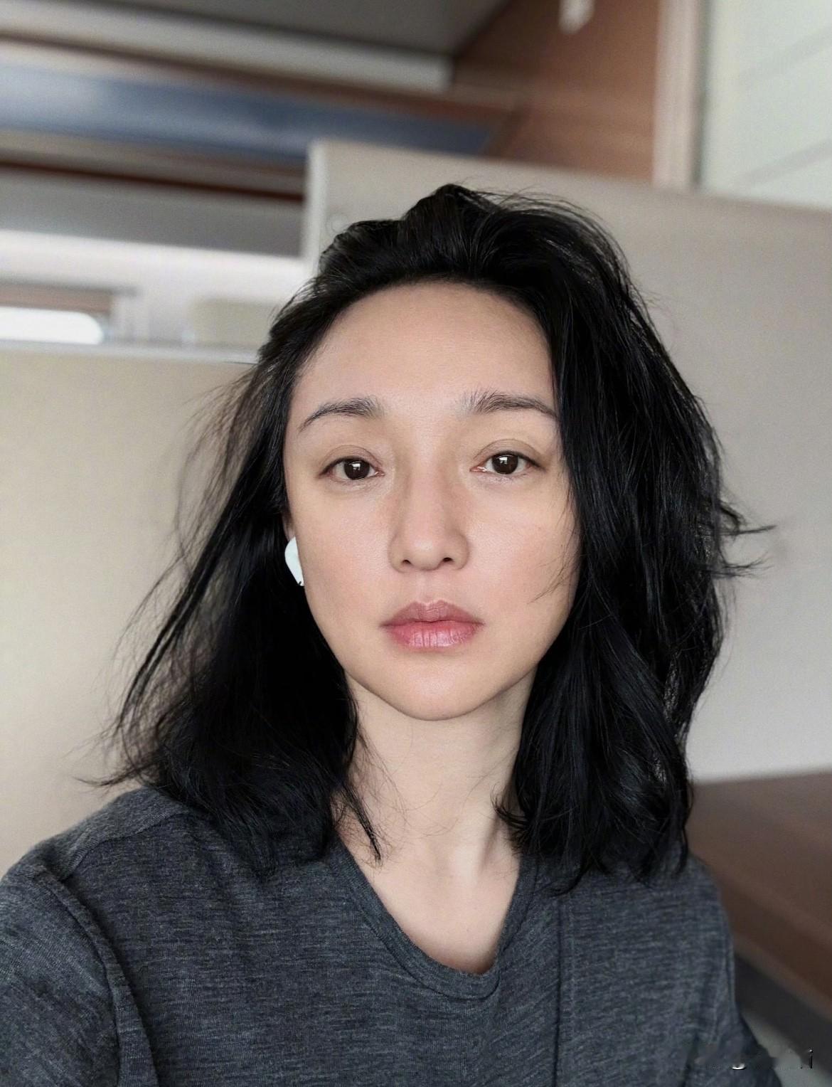 相由心生是有道理的！
不信看看周迅
49岁素颜出街还能美成这样
周迅用松弛感给内