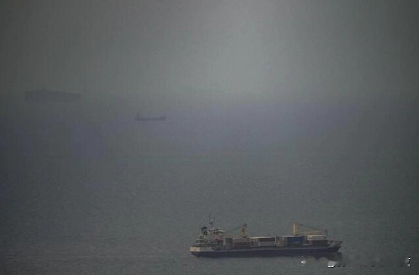 美国军方宣称扣押另一艘与伊朗相关的油轮。美国军方又扣押了一艘和伊朗石油有联系的油