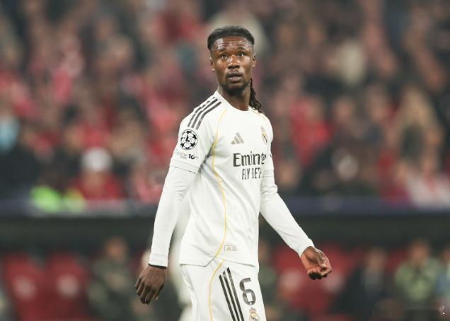 近日，《世界报》谈到了皇马队内多名球员的未来，他们表示目前争议最大的人物是卡马文