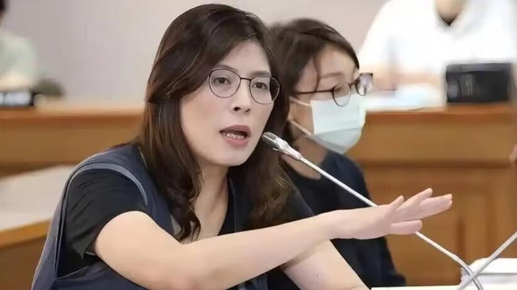 反转来了！前脚民调还把郑丽文按在4%垫底，后脚她转手就把40多国驻台代表请进国民