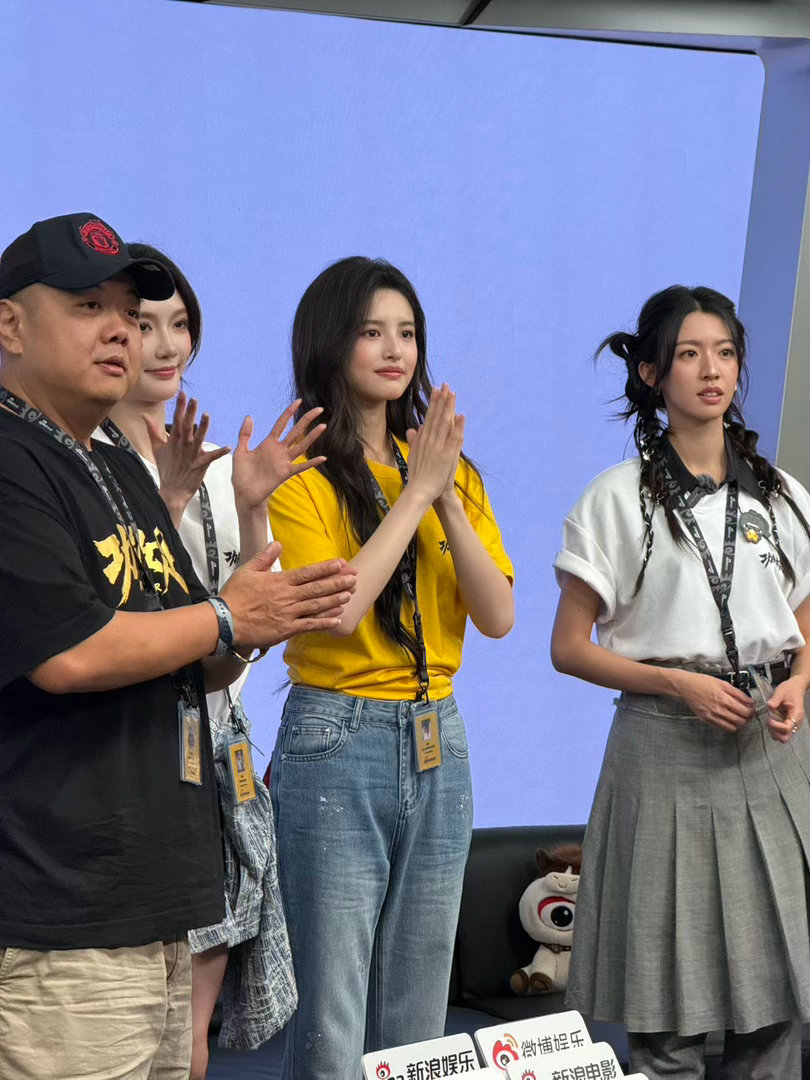 星女郎雪野新人美星女郎亮相电影《功夫女足》新浪扫楼！路透氛围感直接拉满，笑起来元