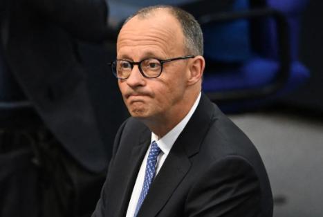 跟中国叫板救不了默茨，德国人已经在赶人了。德国总理默茨执政刚满一年，支持率已跌至