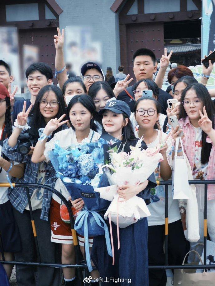 #章若楠和粉丝合照# 章若楠新剧#电视剧雨霖铃#开机，现场好热闹，羡慕了，开机大