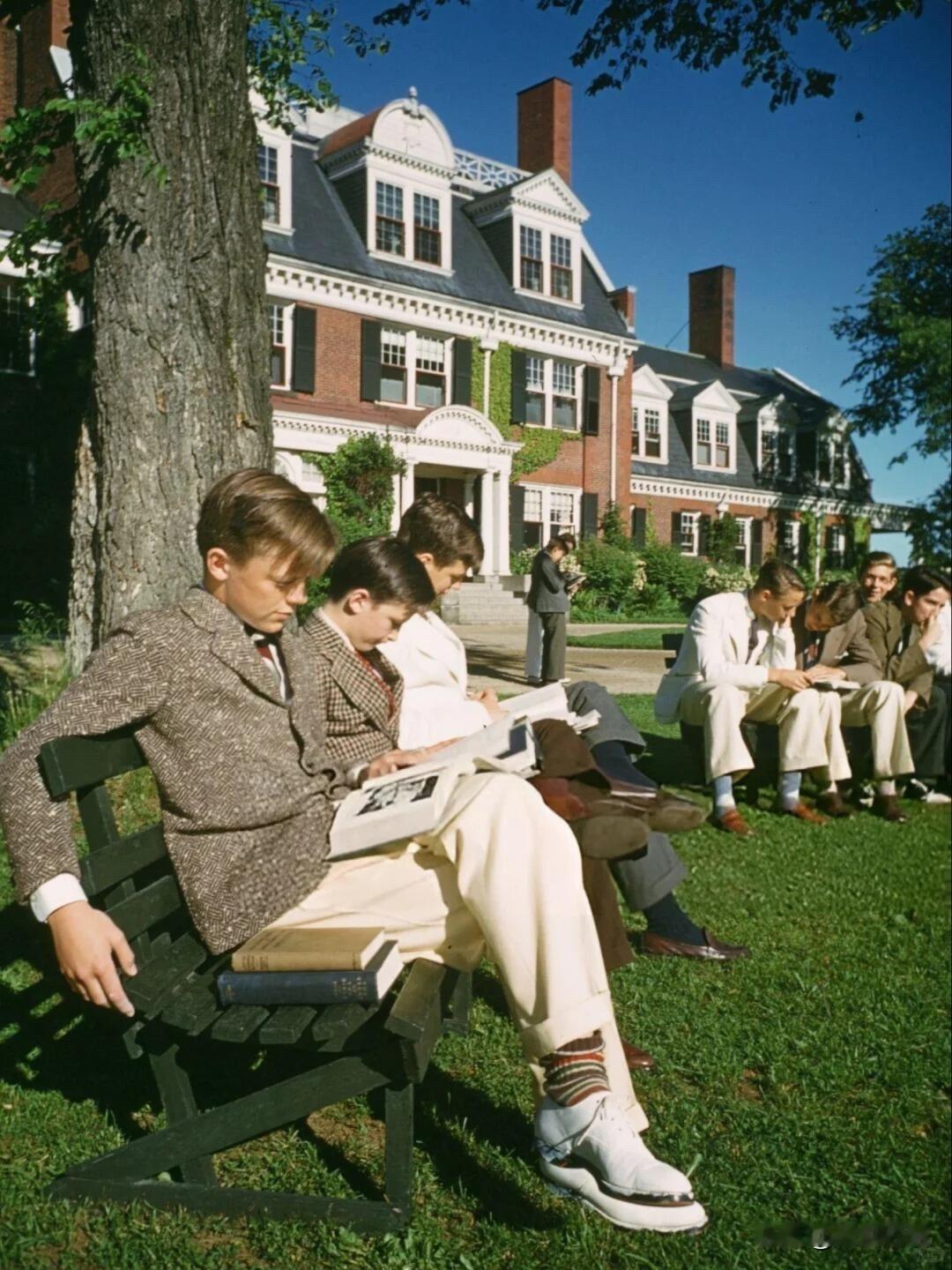 1940年代美国男高穿居然这么潮！
清一色白衬衫配领带，
西装外套笔挺利落，
连
