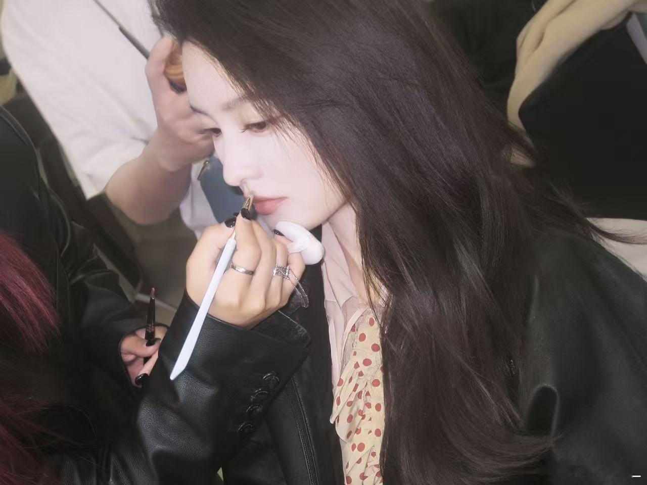 李沁Prada贵气千金李沁Prada港圈大小姐驾到深圳线下活动现场看点十足，卷发