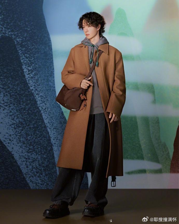 王一博马年新春广告王一博LOEWE马年新春广告 王一博的 LOEWE 马年新春广