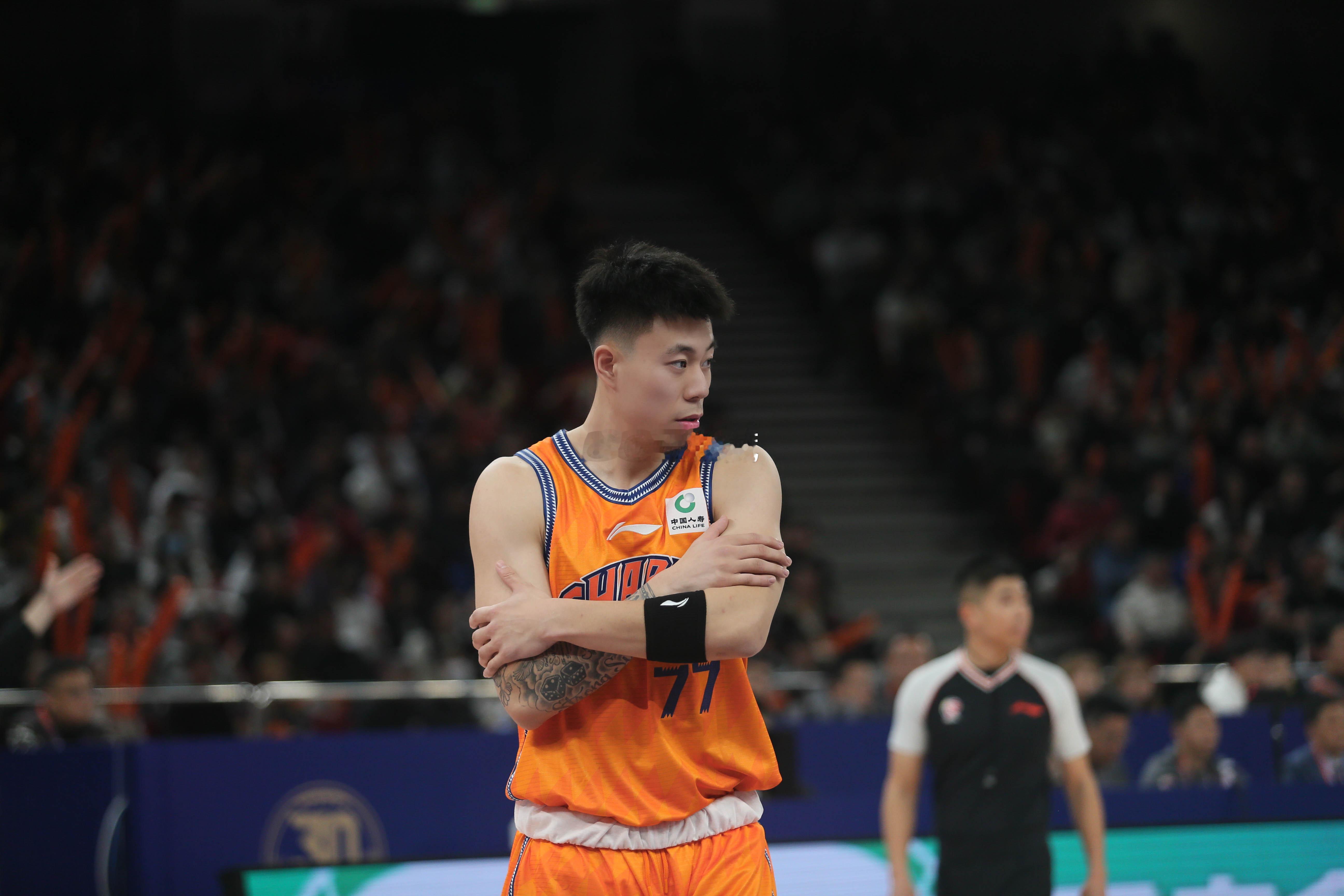 张镇麟加盟上海首秀，最后一张，三位辽宁旧将齐聚，让不少球迷感慨万千。cba