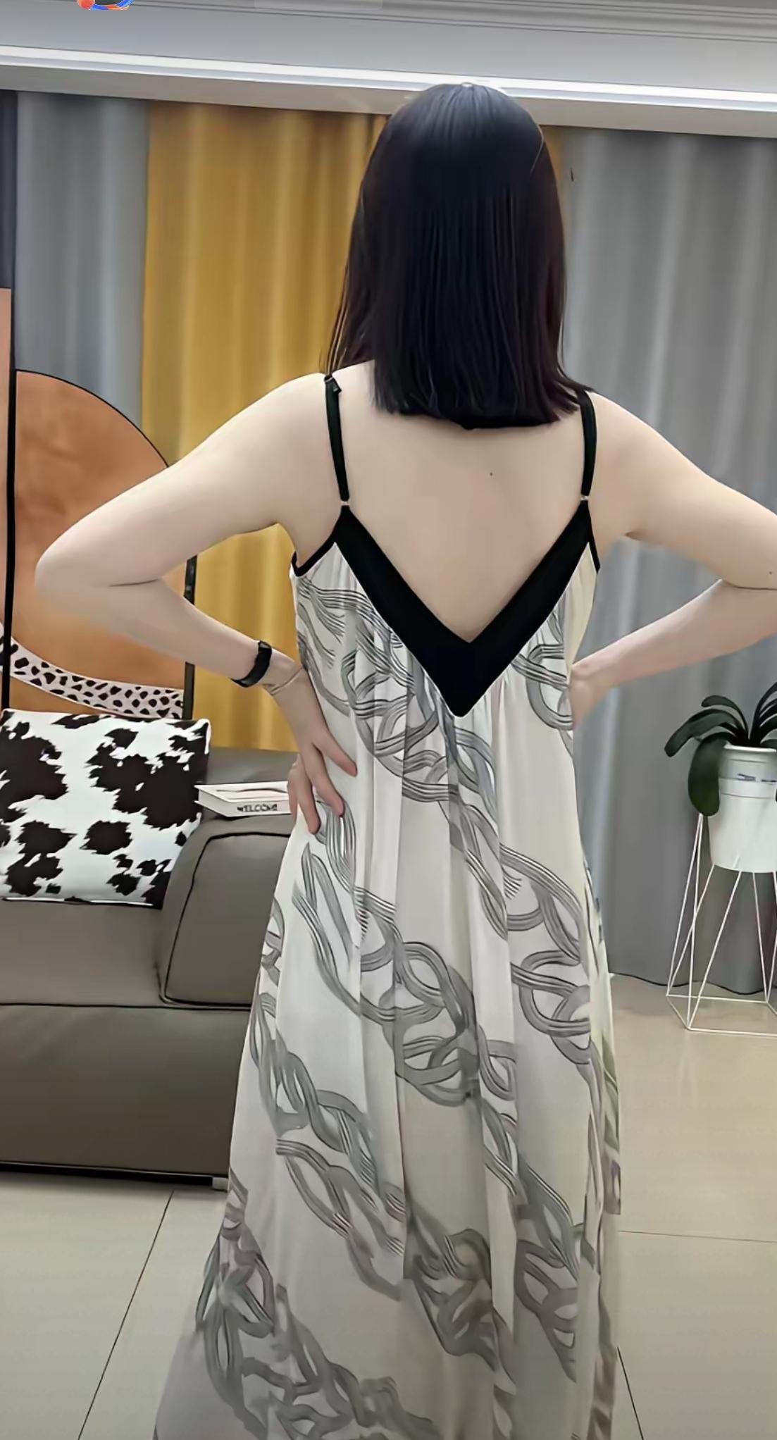 有人严重怀疑她和副院长是想搞流量带货。不管怎么说，反正这款睡裙网上是卖火了！