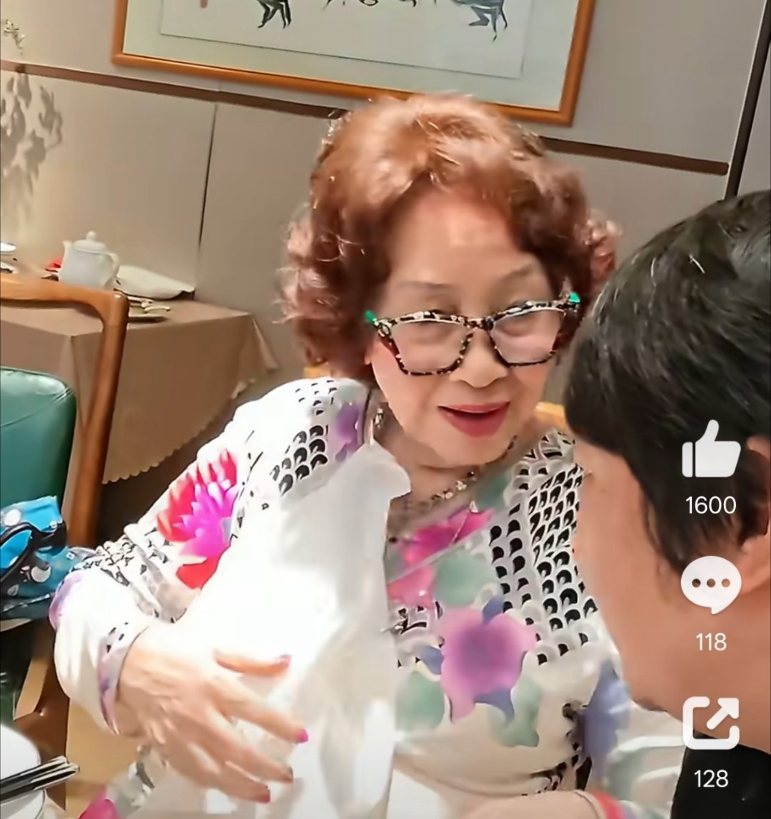 张雪惊讶97岁李锦记掌门人喝冰可乐这是97岁的状态？？？看着说六七十我都信啊[淡