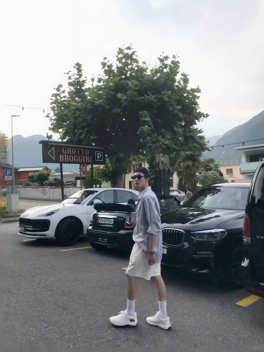 檀健次帽子反戴帅成啥样了 檀健次🍠更新男友视角live好帅！落日街头随手抓拍，