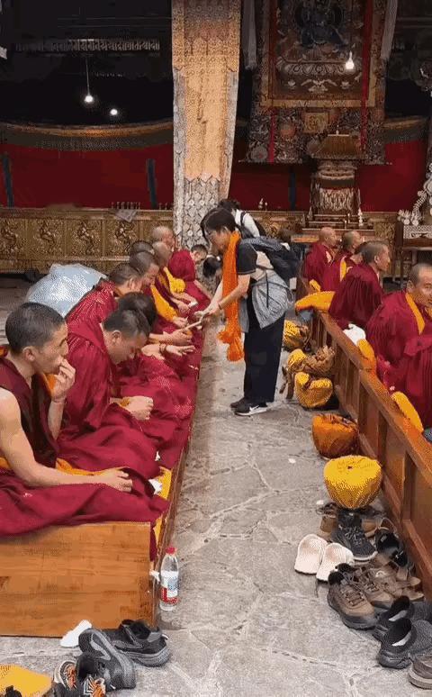 这是在养懒汉吗？
有谁知道，发钱的人是代表自己，还是代表某个集团？些钱来自何处？