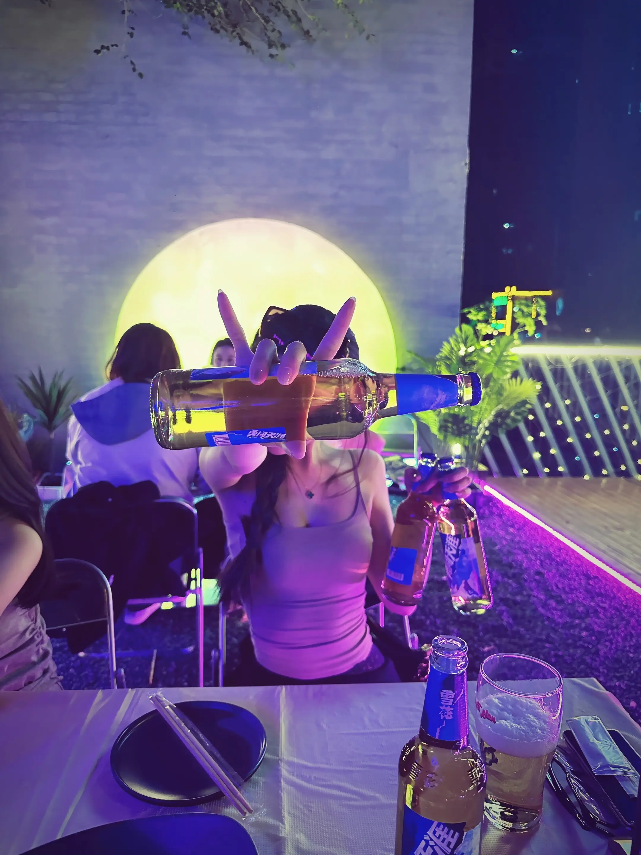 讨厌灯红酒绿的夜 只想和你吹着晚风边吃着烧烤边谈心