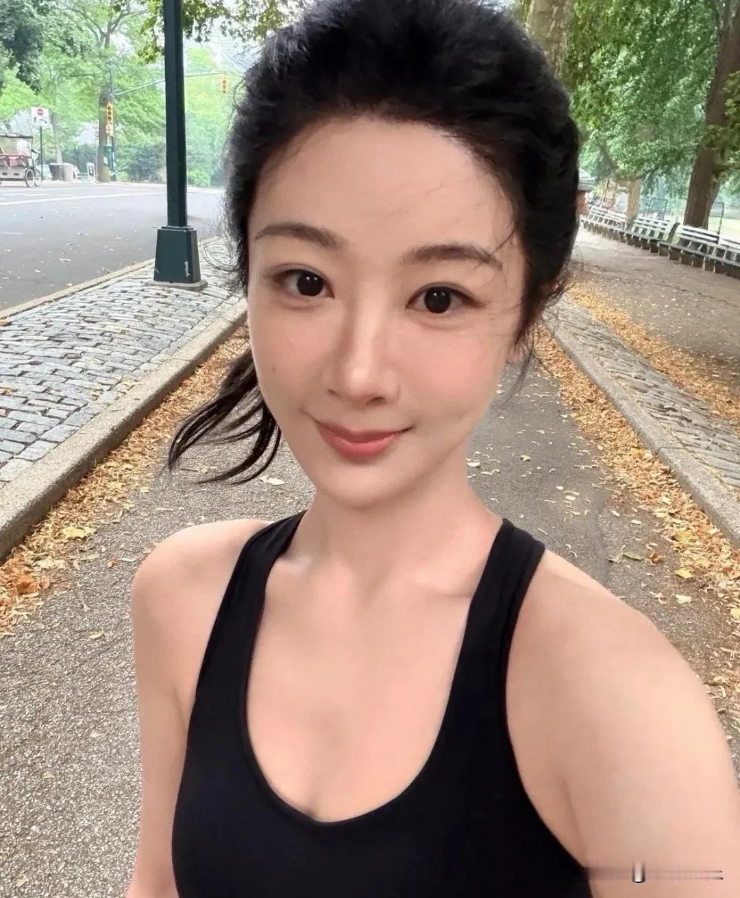 杨紫，素颜自拍正面回应！

8月2日，杨紫亲自在社交媒体甩出一组纽约晨跑素颜自拍