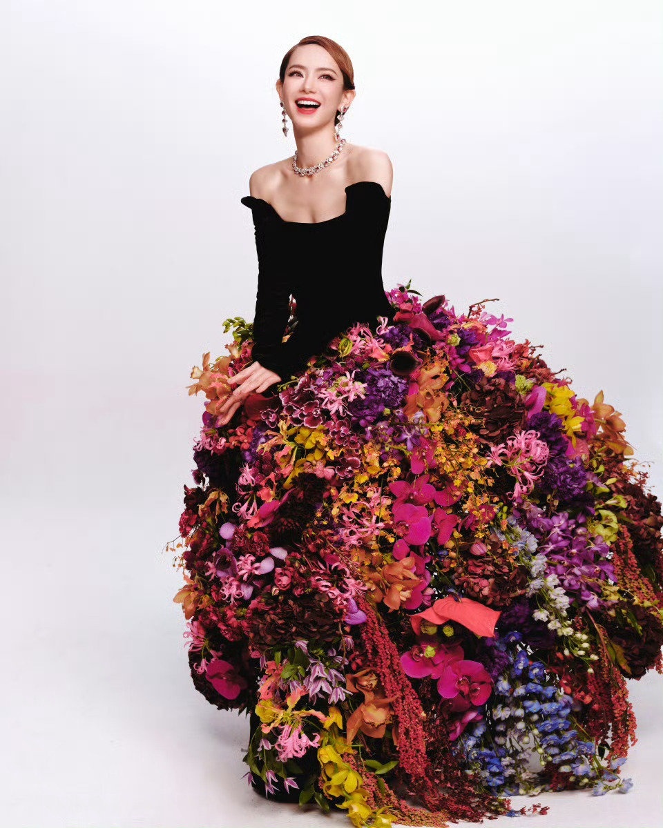 娱乐[超话]戚薇礼服裙摆由30种花材组成 戚薇礼服裙摆由30种东方花材组成，搭配