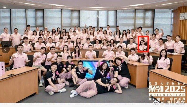 迅猛龙复旦班级合照谁说网红不能当学霸迅猛龙作为大美女网红考上了复旦大学研究生她说