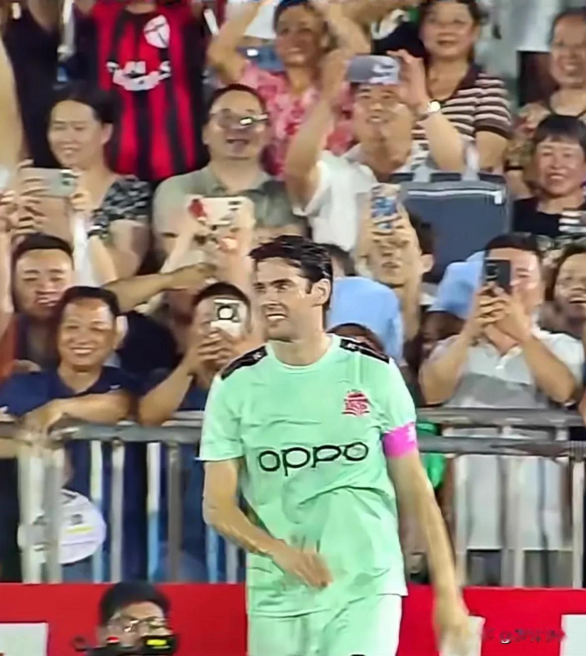 没错，那个温文尔雅的追风少年真的来村超了！巴西足坛巨星卡卡昨晚空降贵州榕江村超球