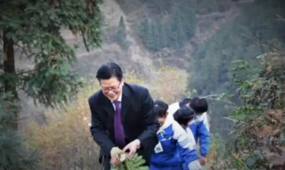 2016年，杭州一校长退休，拒绝百万年薪，前往山区支教，谁知，半年后，学生就消失