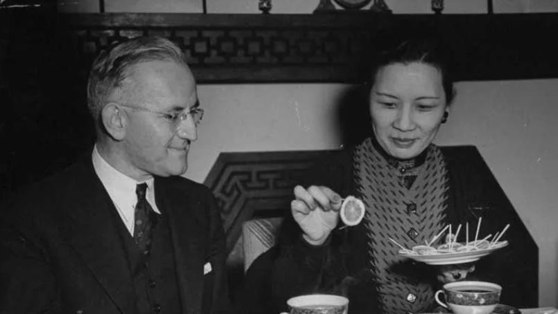 1942年重庆那个深夜，蒋介石带兵冲进官邸，到底在找啥？

1985年，美国出版