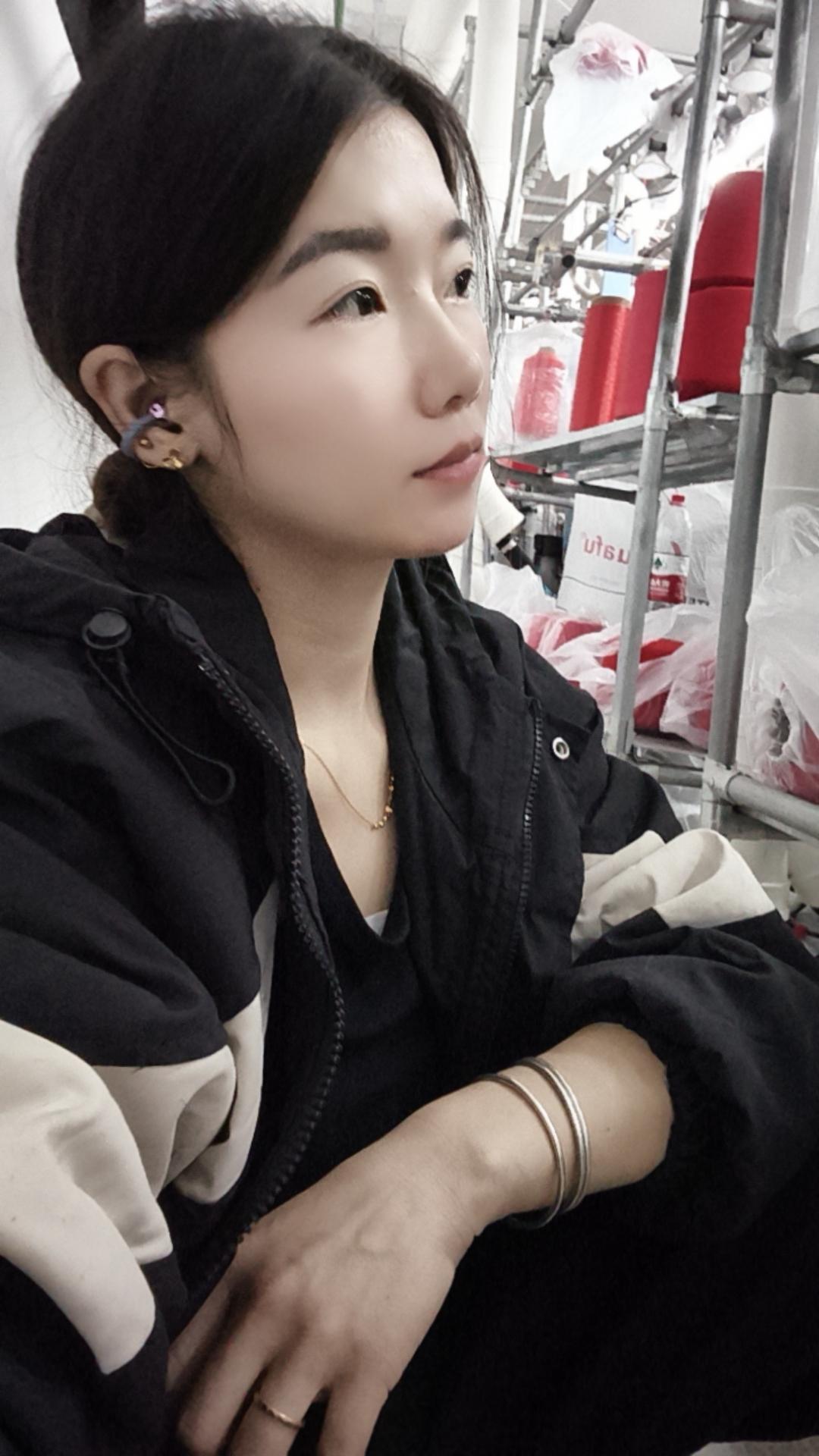 在这个智商过剩  利益至上  权衡利弊的年代  真诚和善良显得格外廉价...