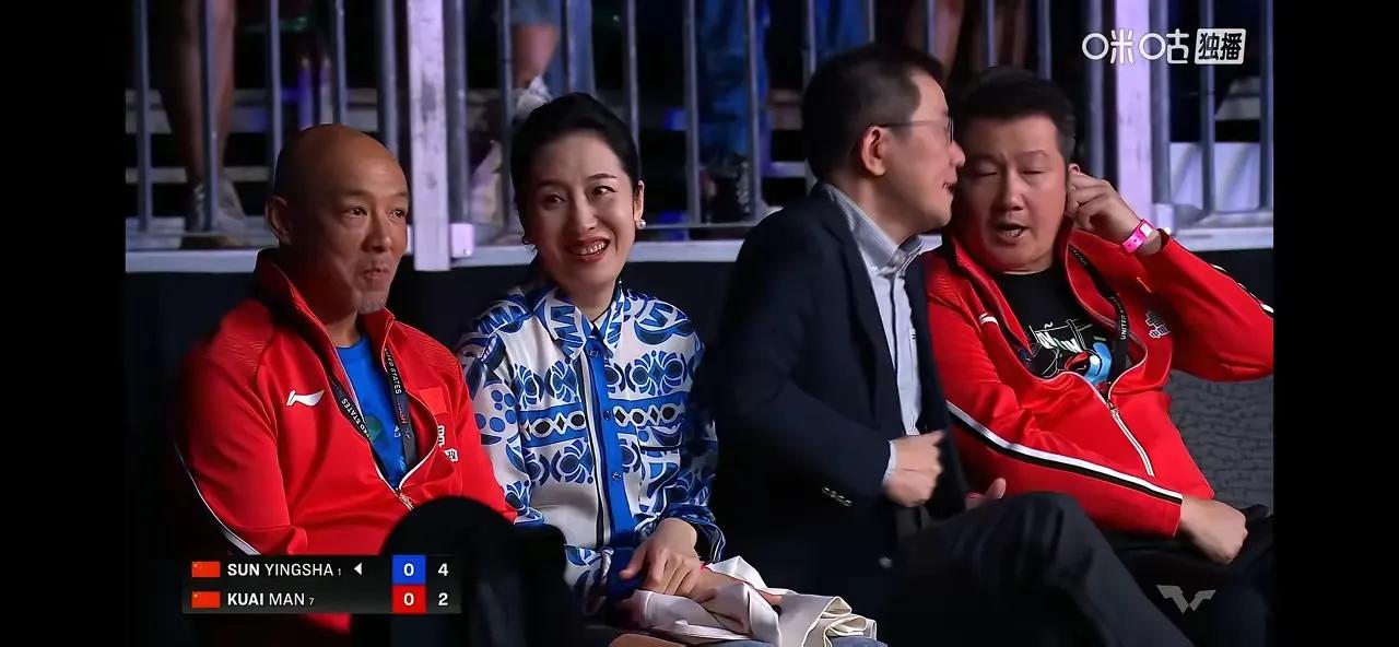 说起来，这场比赛的场边多了两位特别的观众——领事和夫人，全程目光基本就没离开过莎