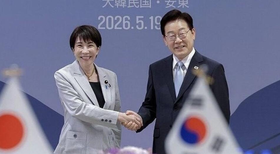降级接待，日本心寒
当地时间5月19日，日本首相高市早苗风尘仆仆地赶到韩国，原本