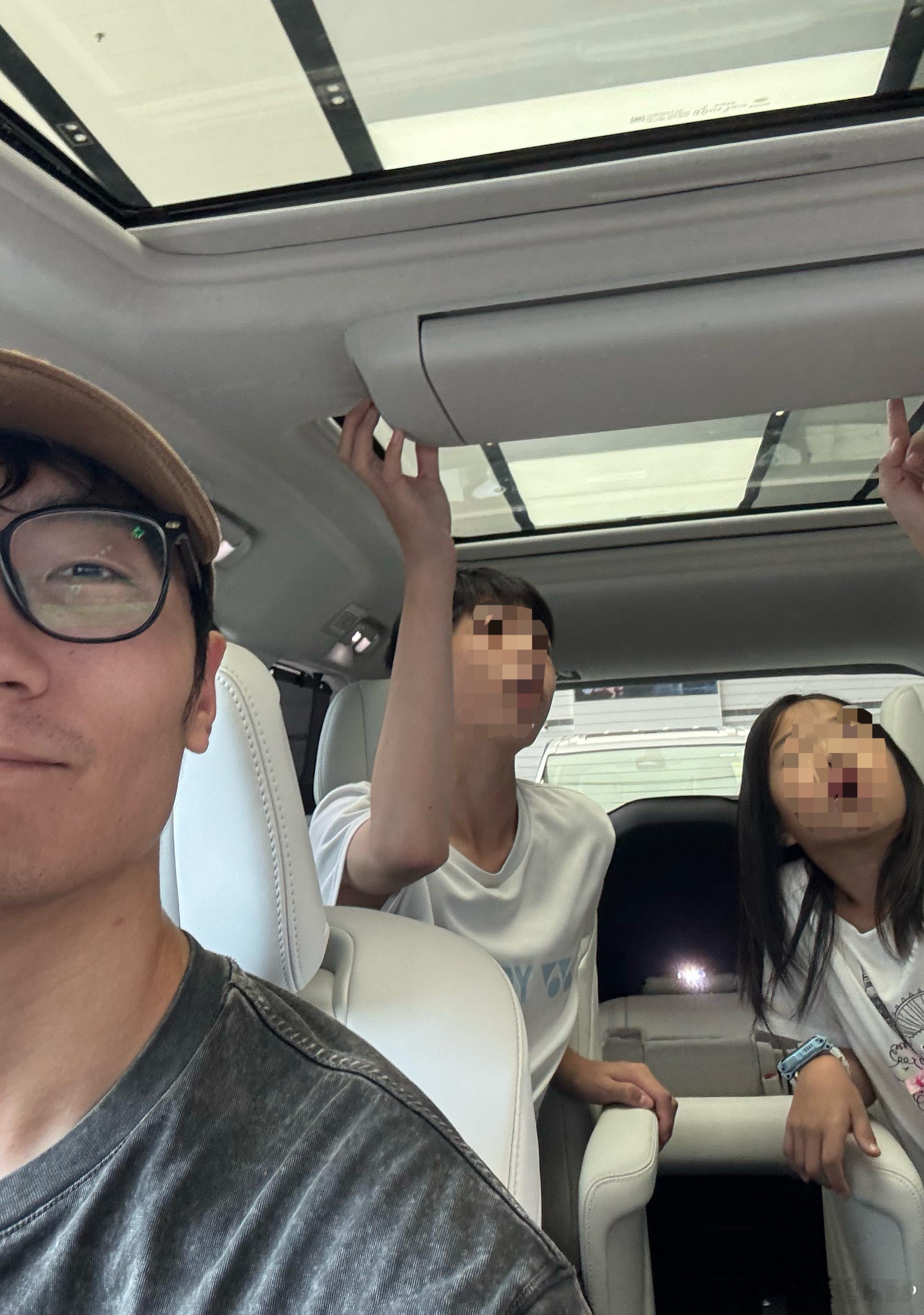 说真的，有了冰箱彩电大沙发后，小朋友们对车的热情度变高很多。今天在4S店碰到一对