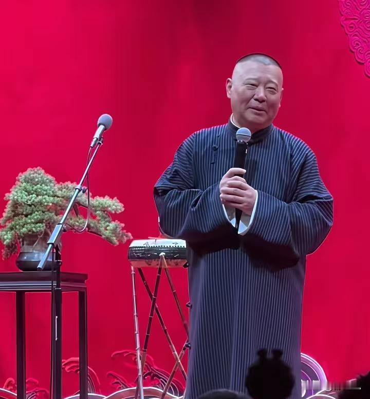 曹云金正在直播间复制郭德纲的绝活。
十年前他摔门而去，说传统班社是枷锁。
如今他