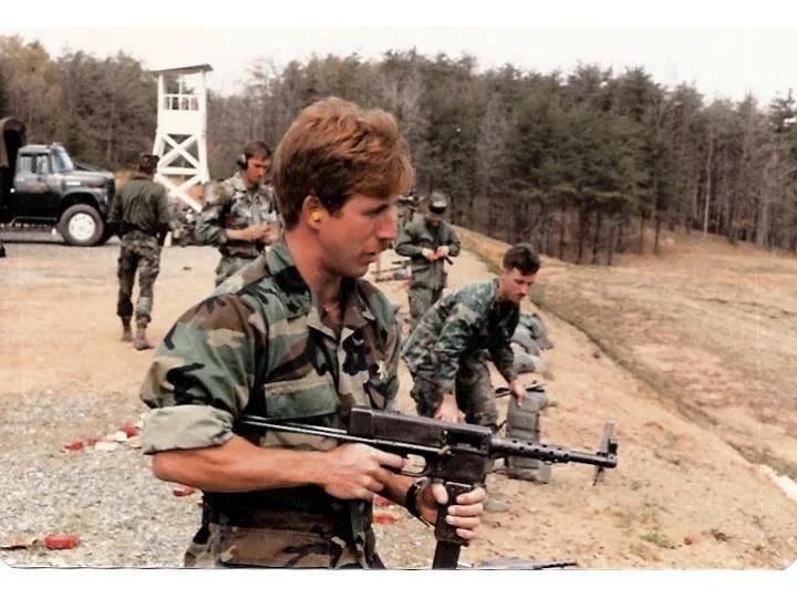 20 世纪 80 年代末，美国海豹突击队熟悉不同的枪支。