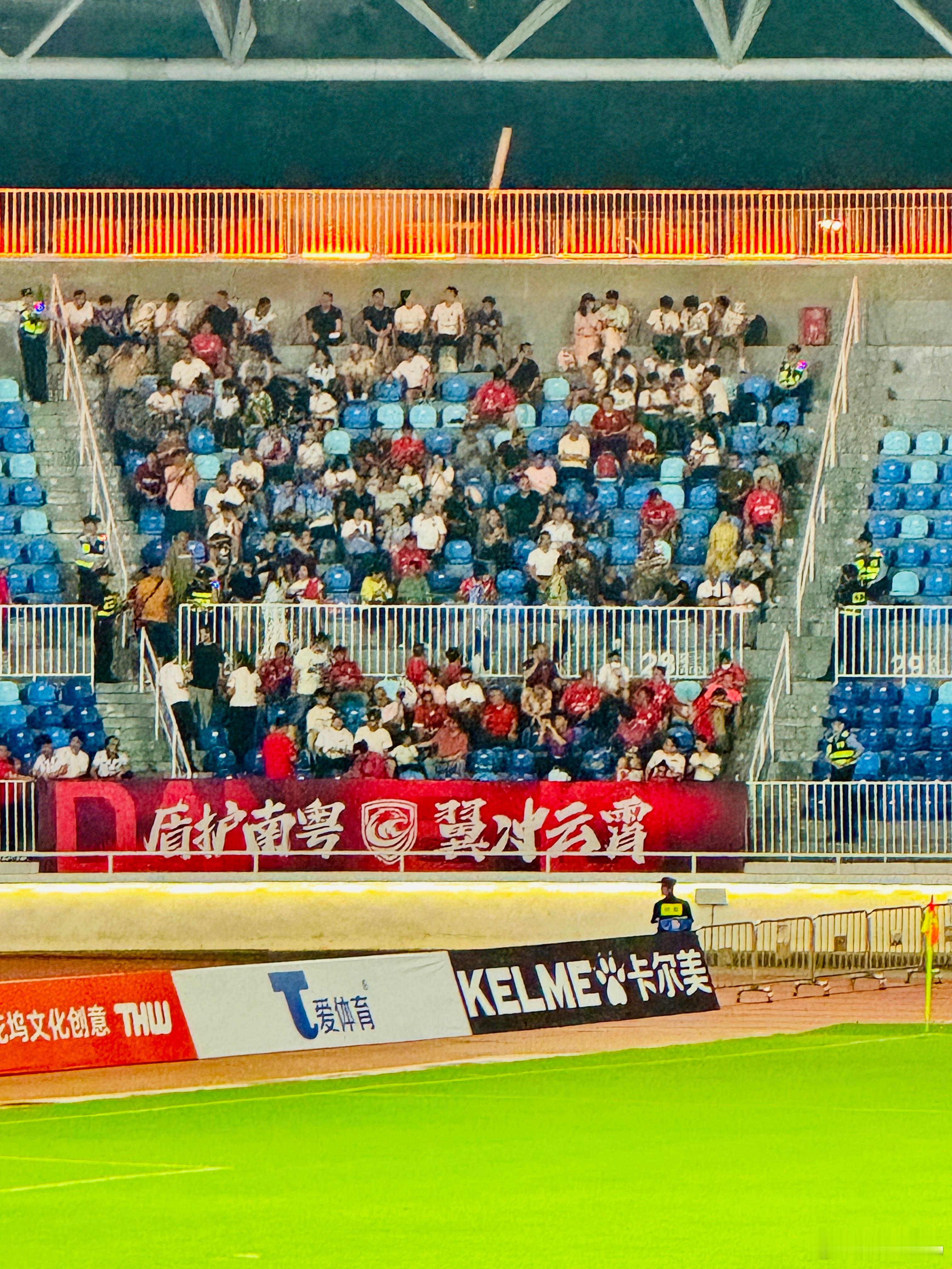 客队球迷区上座情况鸣聊体育中乙联赛广州蒲公英足球俱乐部 广州·广东省人民体育场