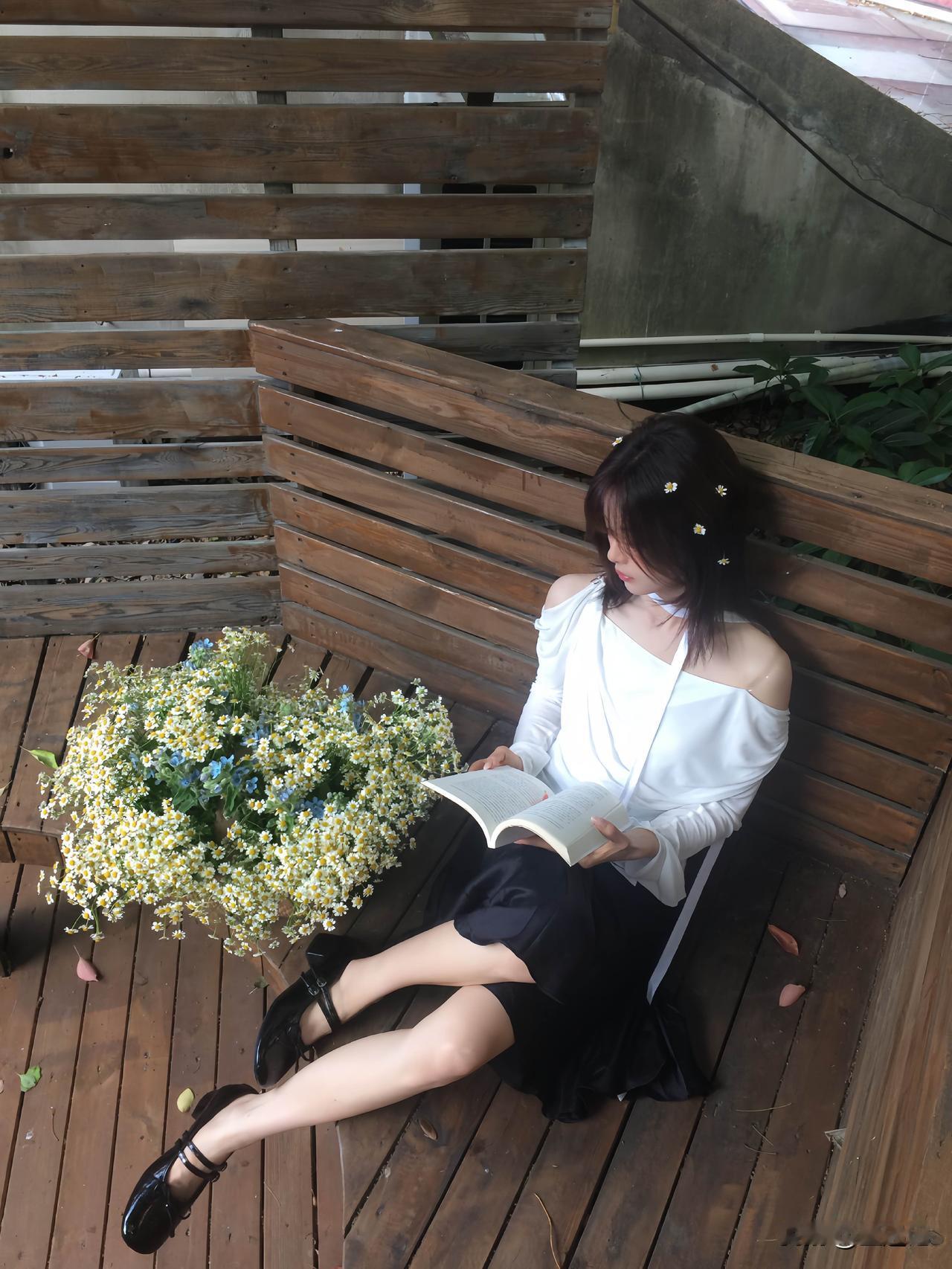 “杨超越这腿，在木长椅上随便一摆都这么直，你们说这比例是不是绝了？”
