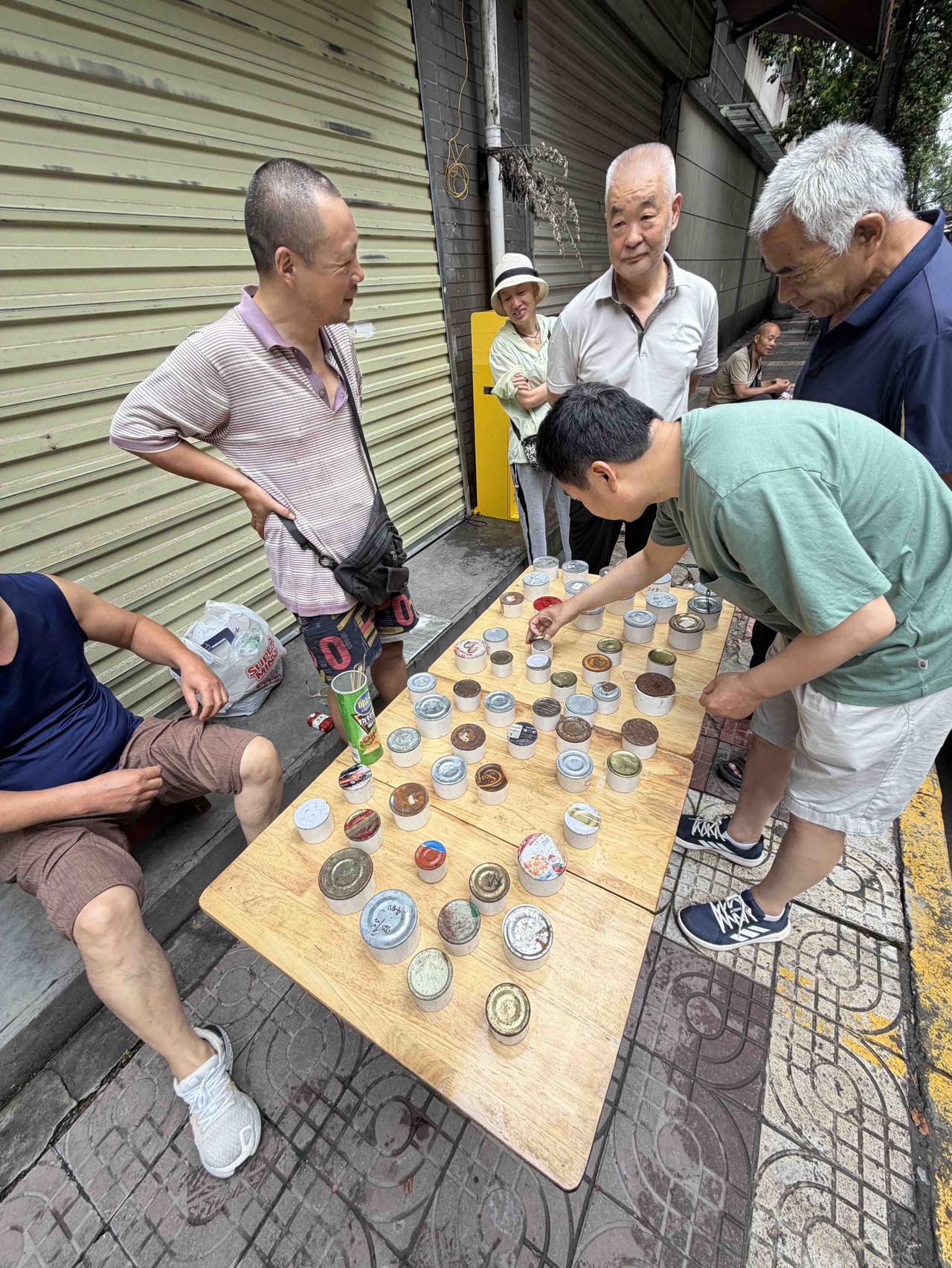 今天上午，我逛西安档子，走到西仓东巷时，看到一家摊子上，摆着许多小罐小盒的，有人