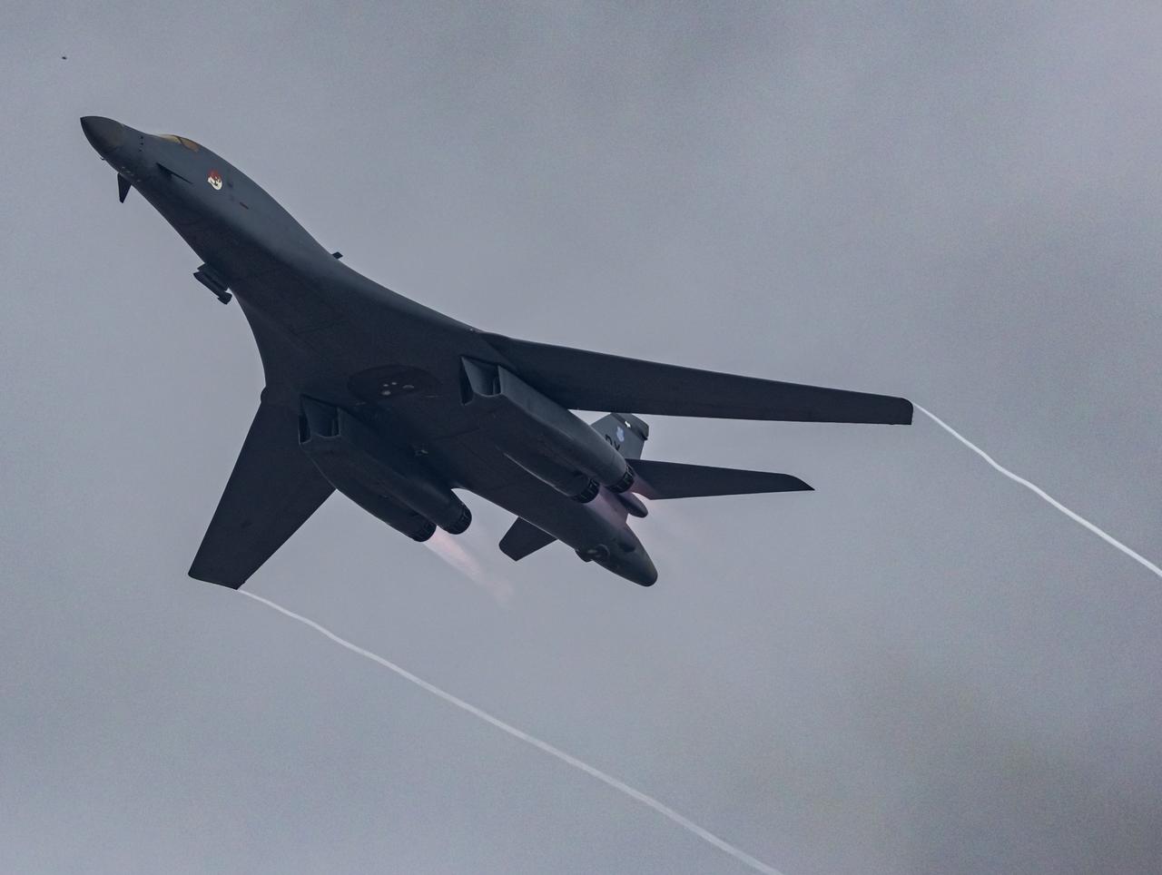 现场看B-1轰炸机飞行表演是什么体验？透过高清镜头，“近距离”感受B-1轰炸机飞