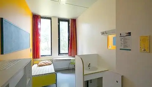 荷兰监狱快被“挤爆”了，主要原因就是关着好几百号外国囚犯。光养这些人，每天就要花