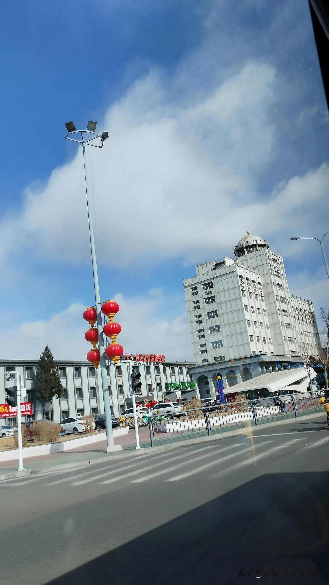 如果你知道团结小区附近这座建筑物二十年前的单位名称，大概率你是呼和浩特本地人。