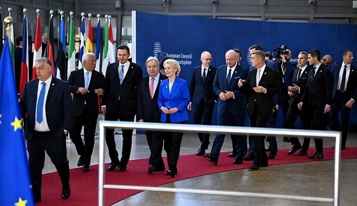 4月1号那天，特朗普接受了英国一家媒体的采访，直接抛出一个惊雷般的词：“纸老虎”