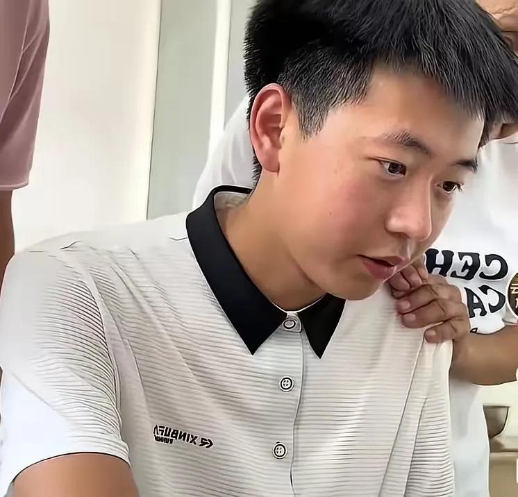 今年高考最帅的小伙子，查看高考分数是698后，当场就失控痛哭
看到那个查分视频，