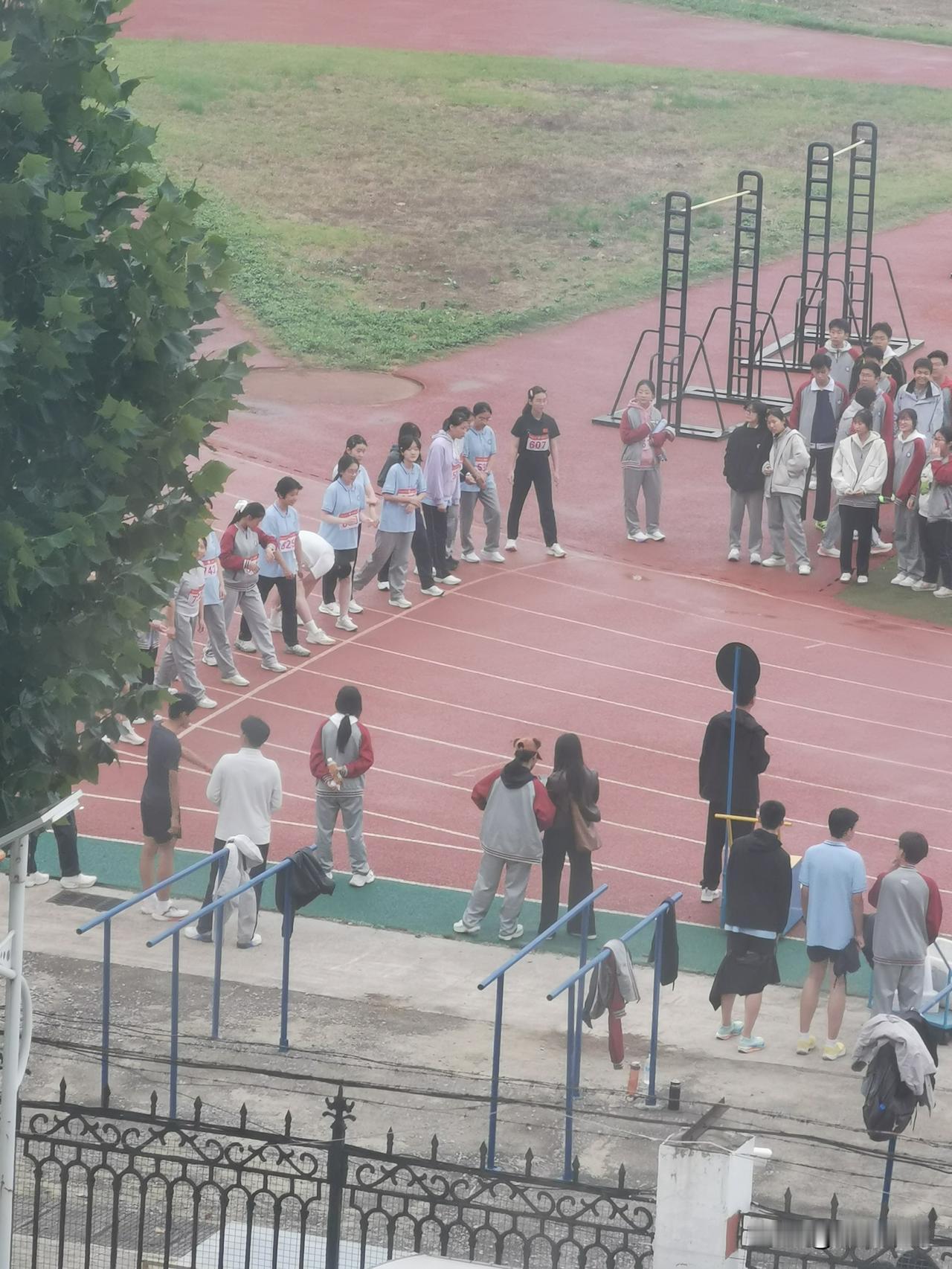薛城区第八高级中学南校，举行秋季运动会。这是他们正在进行女子800米决赛。