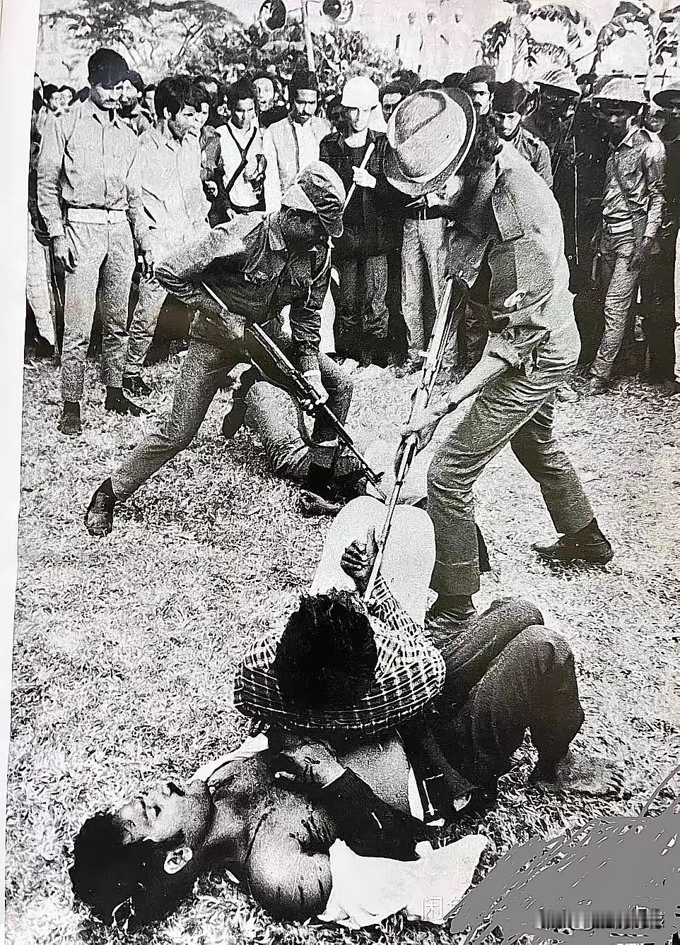 这画面是当年真实的历史记录，今天看到这些画面，仍然要屏住呼吸，因为整个场面太过于