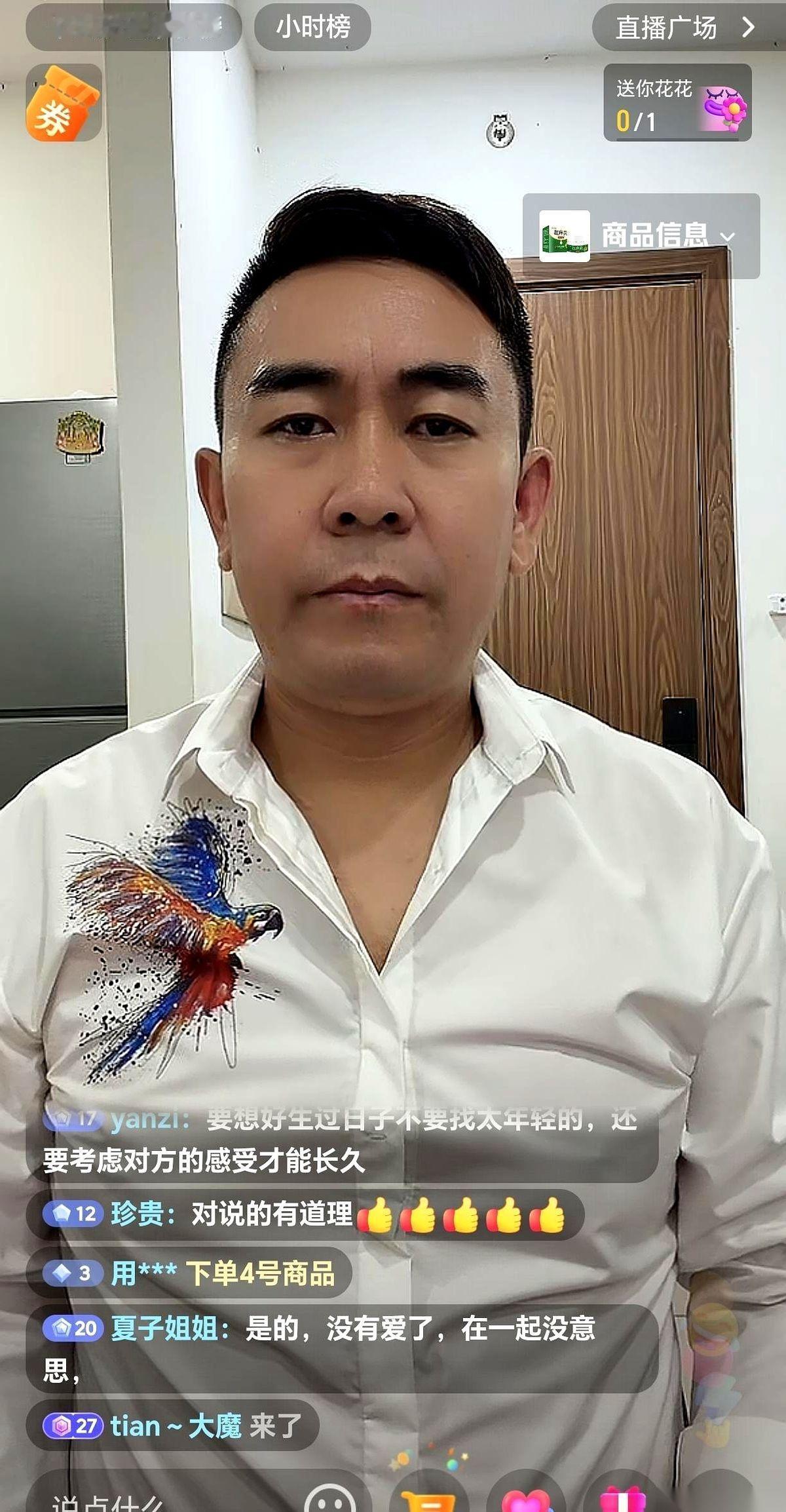 他把老婆拒绝生三胎的聊天记录，在直播间挂了整整12分钟。
就为了那句“我不想再生