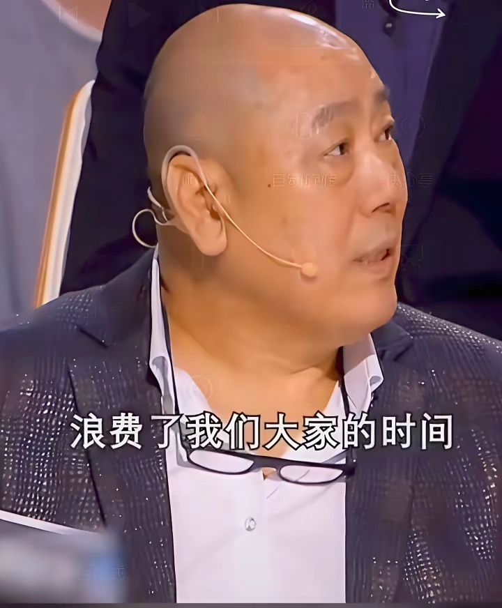 台上是客气客套，台下却是另一副真面目。还记得综艺里的名场面，李诚儒看完蔡康永执导