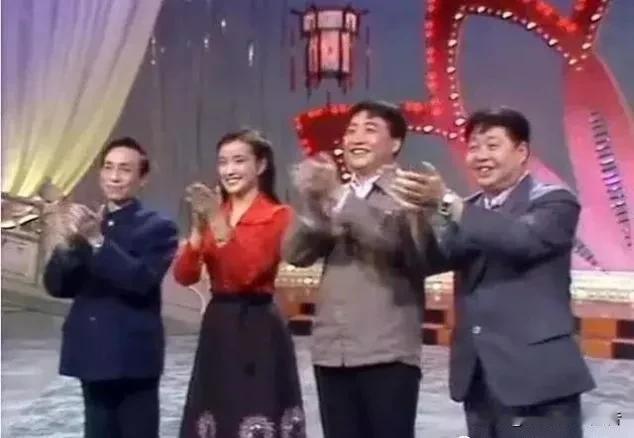 春晚一采访都不看，为什么还能收视第一呢？
首先在春节大年夜这一天，几乎有所能够转
