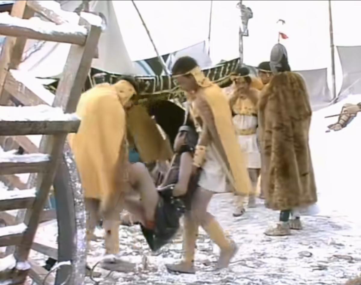 差不多的穿戴为何敌军在风雪中被冻死了，另一边的却没事？
这是90版《封神榜》中的