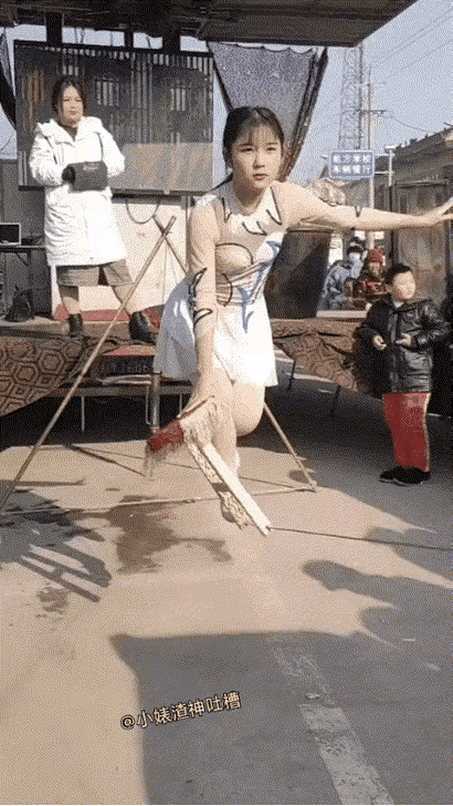 这场景真像街头表演！这个女孩训练有素，真不容易。街头表演生活艰难啊！