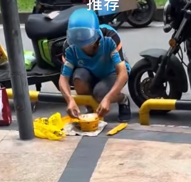看看你们点的外卖正在街边被二次加工，味道可能更好哦。重庆某街边，一个外卖员正在整