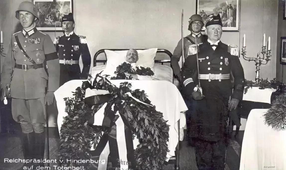 1934年8月2日，87岁兴登堡的遗容。贵族出身的兴登堡一生看不起希特勒，直到他