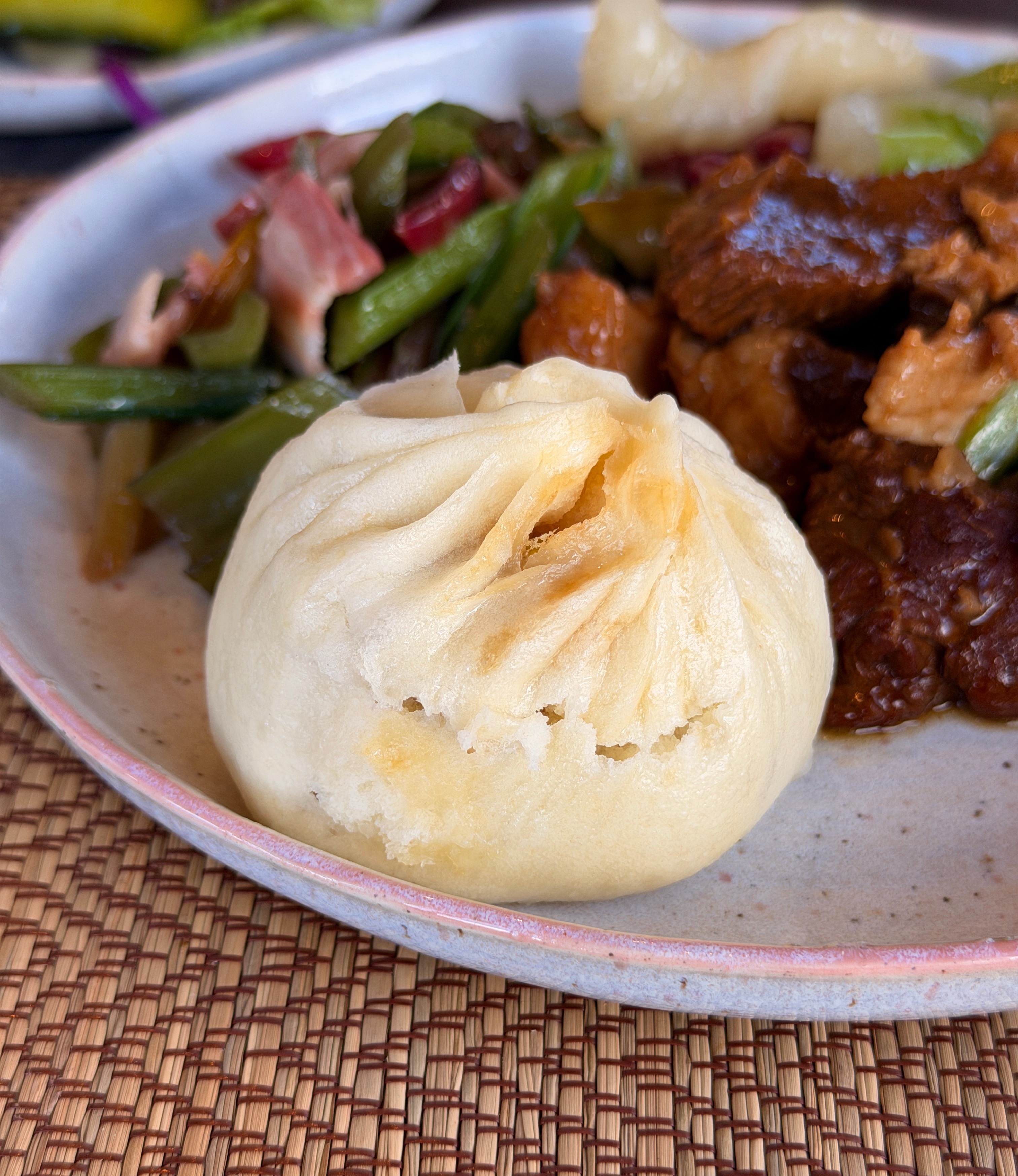 饿鼠了饿鼠了！！！我的午餐。胖豆是不是有点能吃啊？一个肉包+一碗白米饭+一碗排骨