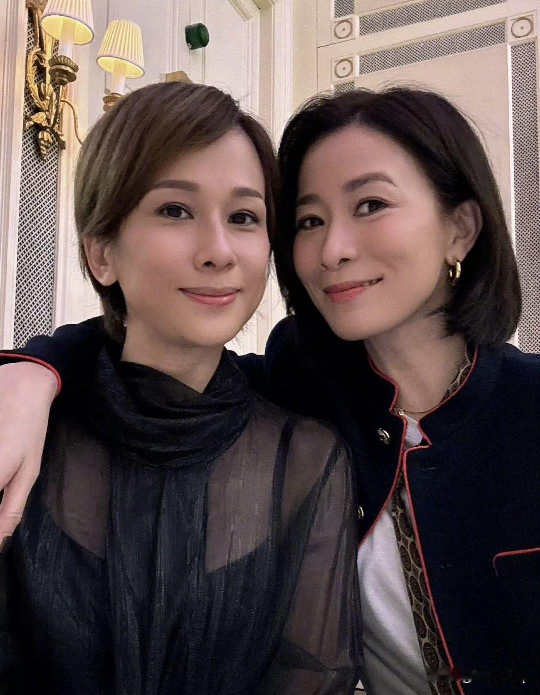佘诗曼50岁，文颂娴50岁，两人加起来竟然都百岁了。她俩保养得太好了，完全看不出