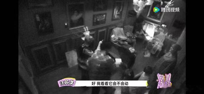 宋妍霏被吓得阴暗爬行   团建不能停  恐怖密室里的宋妍霏，从自信满满到阴暗爬行