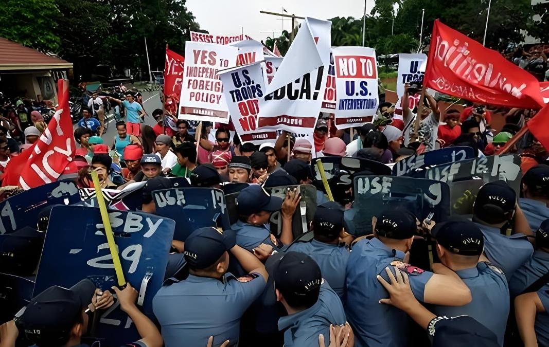 小马科斯这回真栽了，1.3万人堵在总统府门口，他连门都不敢出。

6月30日那天