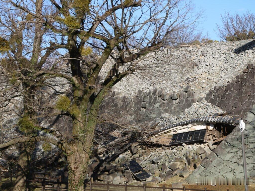 熊本城石墙震塌！日本独特操作：不修废墙，把地震修复做成景点
 
这次熊本7.1级